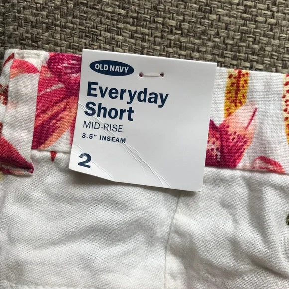 Old Navy White Floral Print Mid Rise Everyday Short Size 2 - Picture 2 of 7